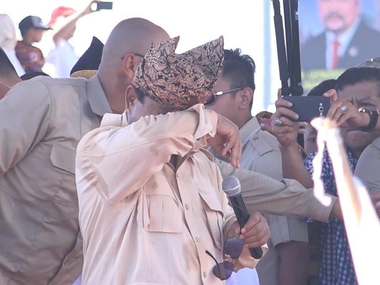 apres Prabowo Subianto menangis seusai dapat bantuan kampanye dari pendukungnya di Sumbar