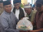 Penyerahan bantuan secara simbolis dilakukan oleh Wali Kota Padang Hendri Septa bersama Baznas Kota Padang di Masjid Al Jihad Durian Tigo Batang pada hari Rabu (27/3).