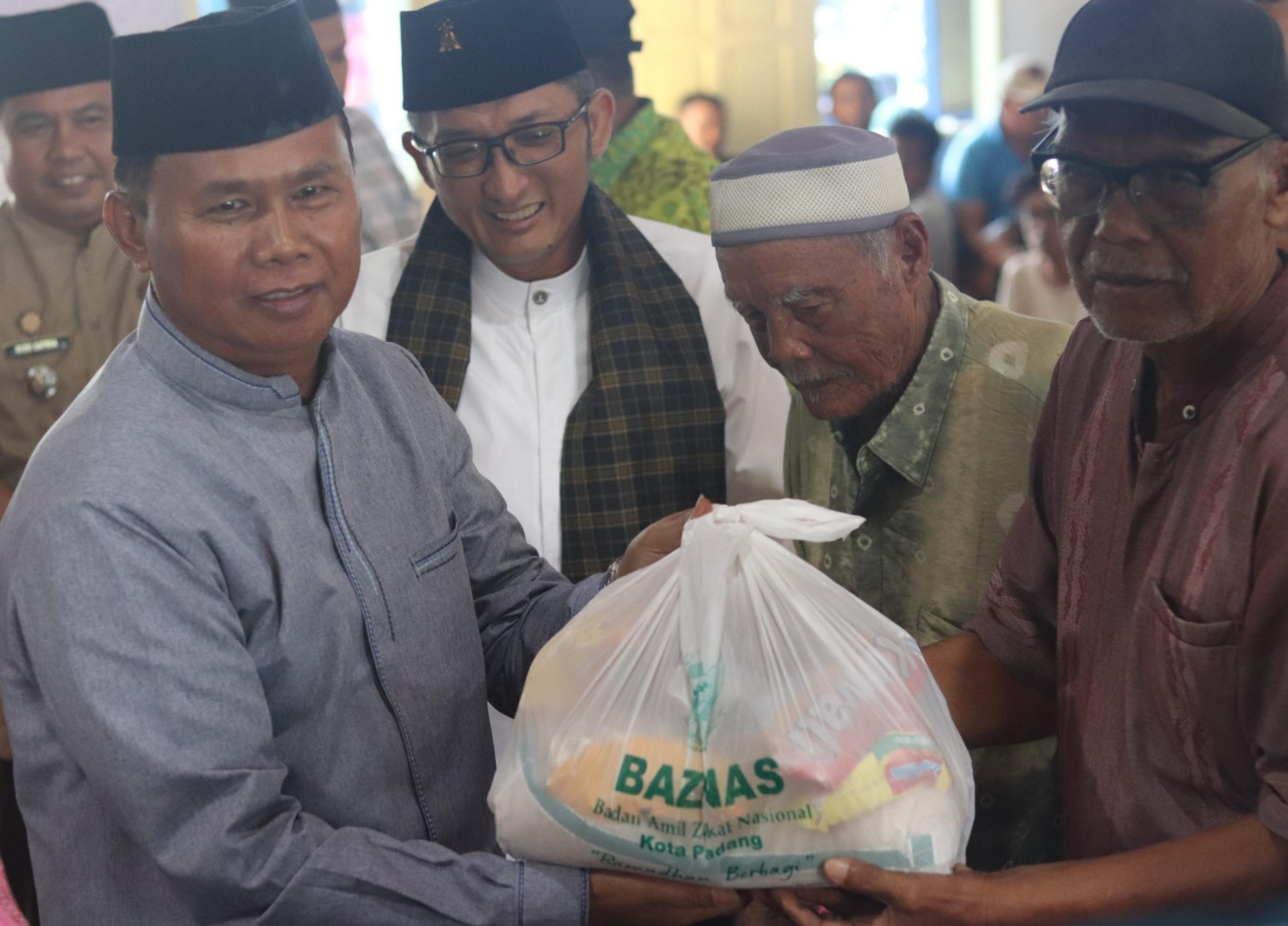Penyerahan bantuan secara simbolis dilakukan oleh Wali Kota Padang Hendri Septa bersama Baznas Kota Padang di Masjid Al Jihad Durian Tigo Batang pada hari Rabu (27/3). Penyerahan bantuan secara simbolis dilakukan oleh Wali Kota Padang Hendri Septa bersama Baznas Kota Padang di Masjid Al Jihad Durian Tigo Batang pada hari Rabu (27/3).