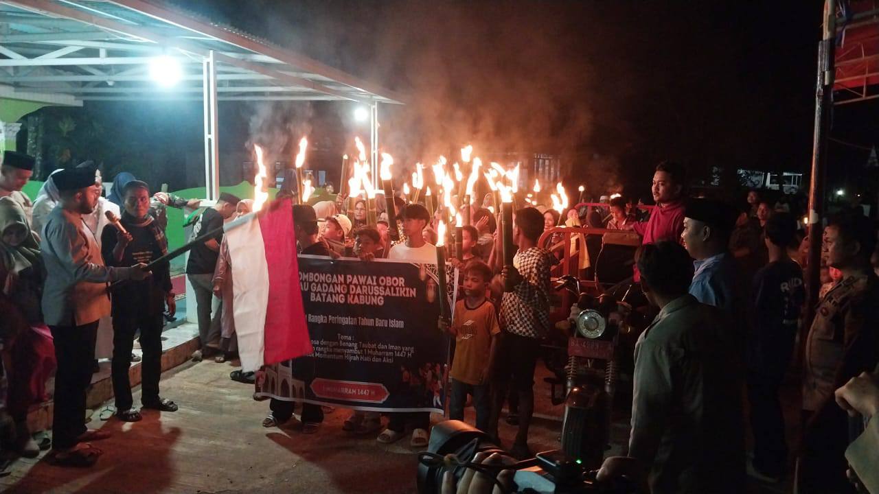 sambut-tahun-baru-islam,-warga-batang-kabung-ganting-padang-gelar-pawai-obor
