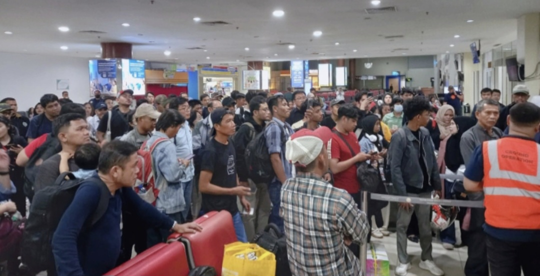 sempat-alami-delay-lebih-7-jam,-pelita-air-layani-penumpang-secara-profesional