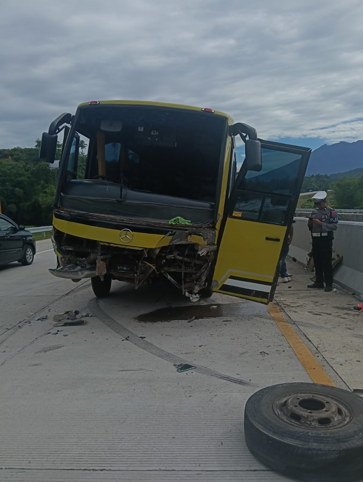 penumpang-selamat,-bus-pariwisata-kecelakaan-di-tol-padang-sicincin