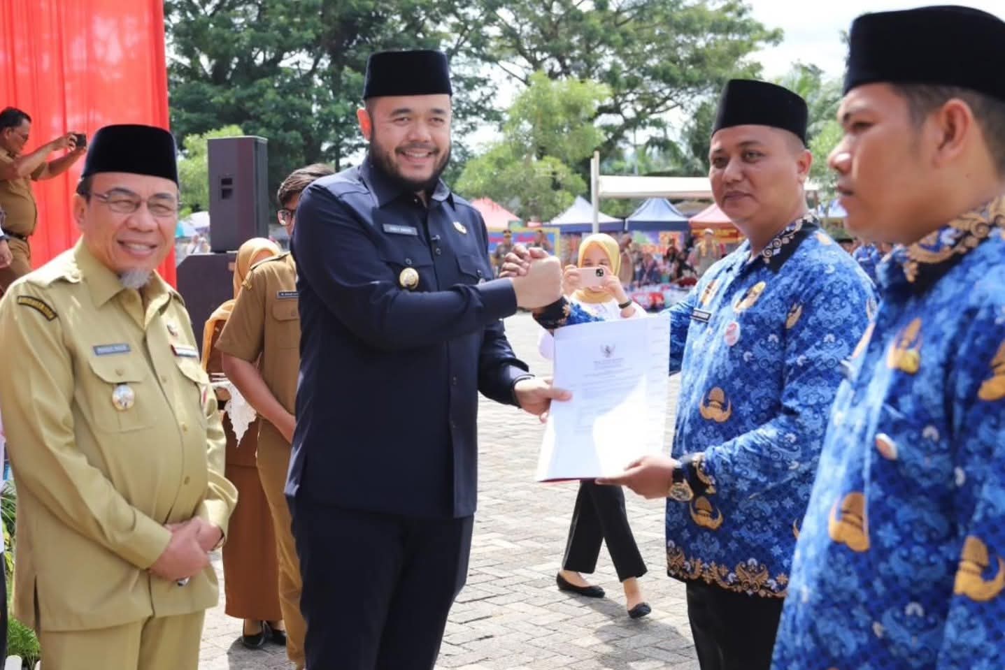 wali-kota-padang-fadly-amran-serahkan-sk-pengangkatan-2.844-orang-pppk-formasi-2024 wali-kota-padang-fadly-amran-serahkan-sk-pengangkatan-2.844-orang-pppk-formasi-2024