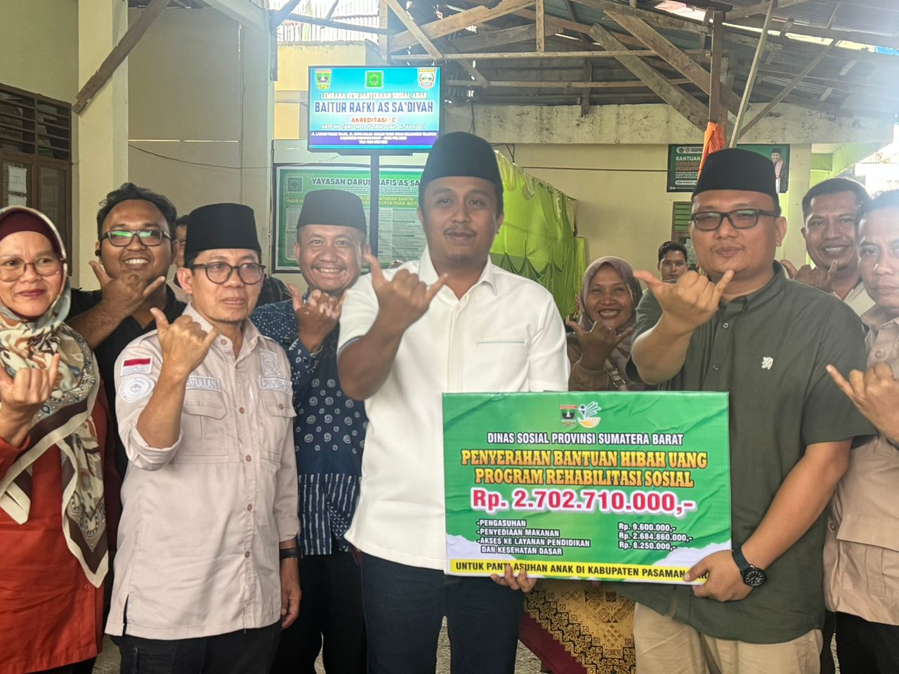 wagub-vasko-serahkan-hibah-rp2,7-miliar-untuk-anak-anak-lksa-di-pasbar