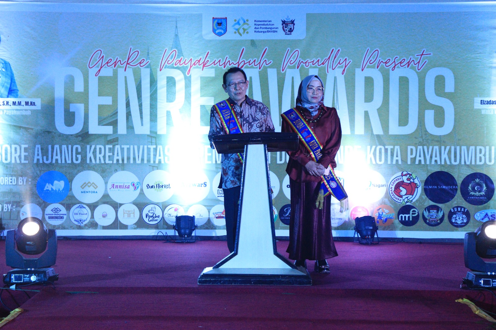 zulmaeta-dan-eni-muis-dikukuhkan-sebagai-ayah-dan-bunda-genre-kota-payakumbuh