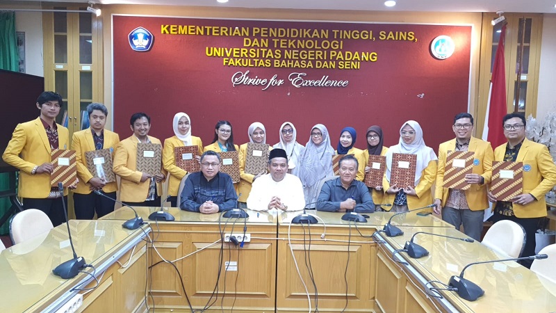 dekan-fbs-unp-serahkan-sk-100-persen-pada-dosen-yang-diangkat-2024 dekan-fbs-unp-serahkan-sk-100-persen-pada-dosen-yang-diangkat-2024