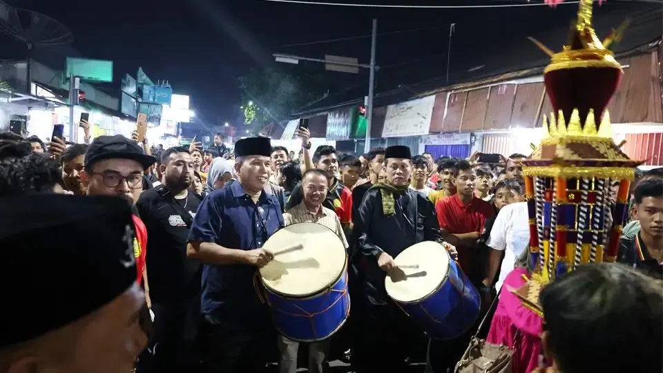 ribuan-pengunjung-saksikan-maarak-jari-jari-di-pesona-tabuik-2025 ribuan-pengunjung-saksikan-maarak-jari-jari-di-pesona-tabuik-2025