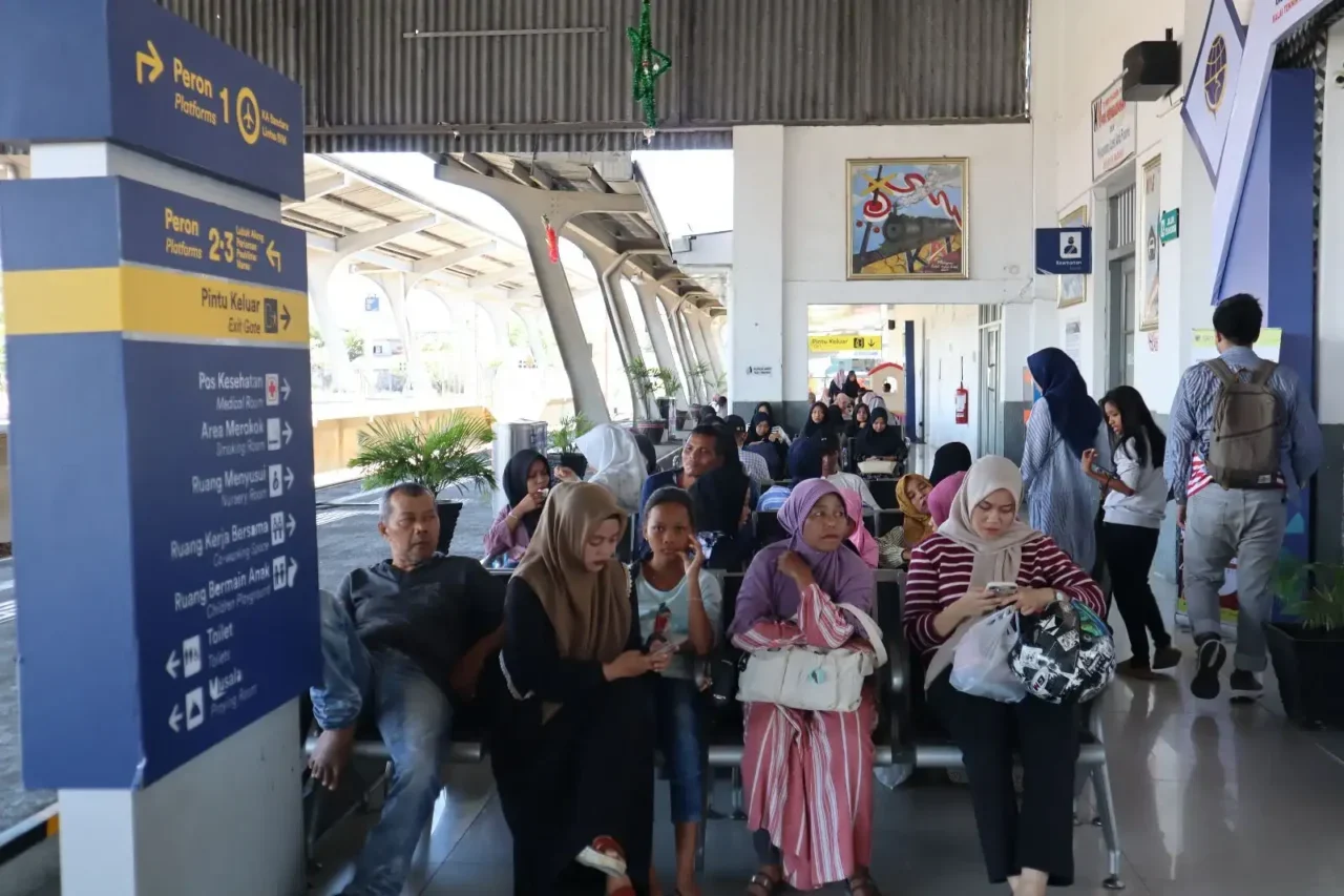 pariaman-ekspres,-kereta-wisata-rakyat-bawa-penumoang-menyusuri-alam-dan-budaya-pesisir-minangkabau