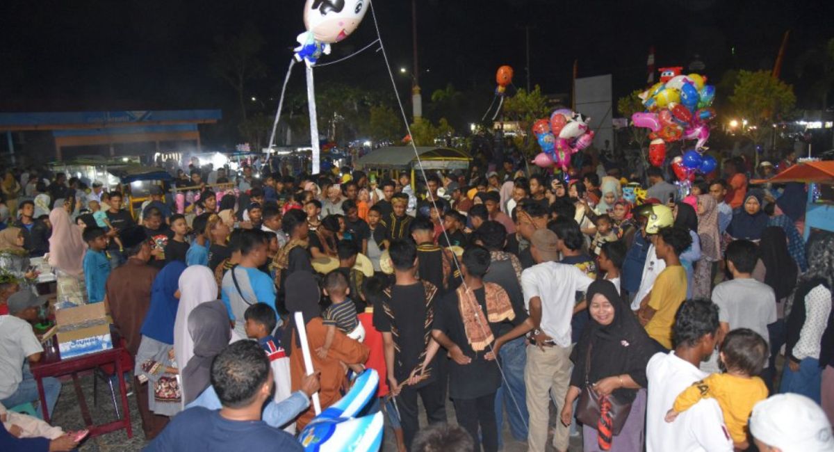 prosesi-maarak-saroban-jelang-puncak-oyak-tabuik-diikuti-ribuan-orang