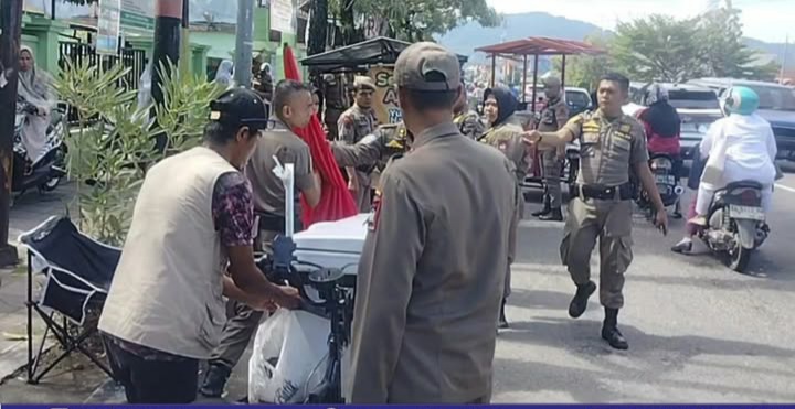 jualan-di-fasum,-lapak-pkl-di-padang-timur-ditertibkan-satpol-pp jualan-di-fasum,-lapak-pkl-di-padang-timur-ditertibkan-satpol-pp