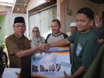 wawako-maigus-nasir-serahkan-bantuan-pada-korban-kebakaran-di-ganting-parak-gadang