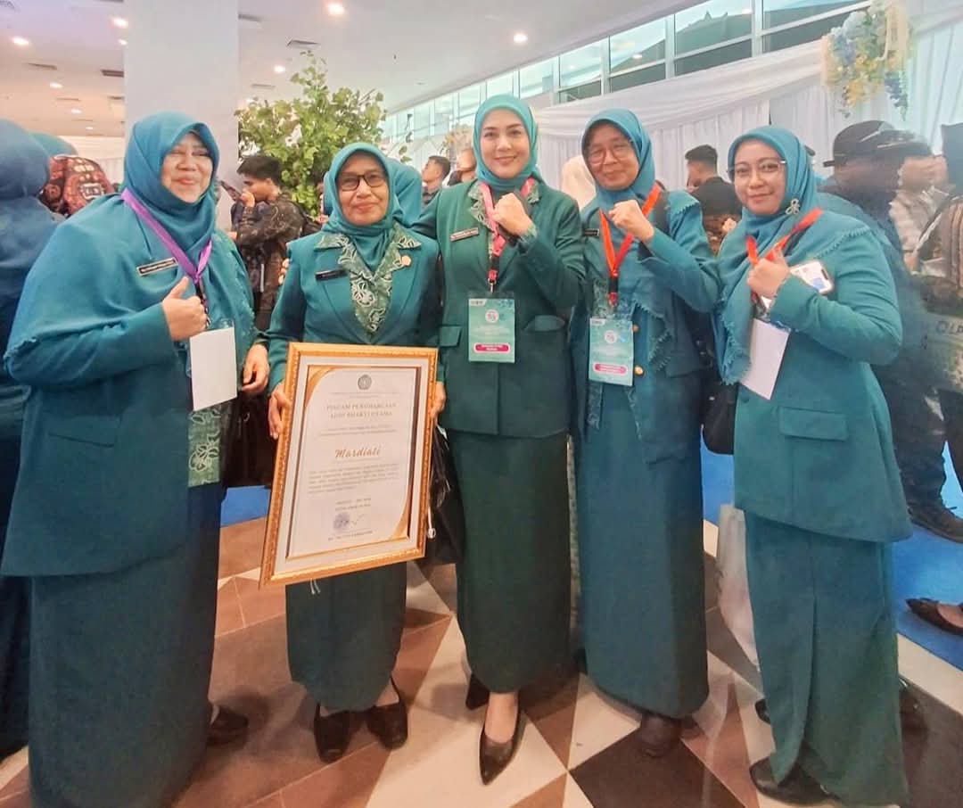 mardiati,-kader-pkk-kota-padang-raih-pin-emas-adhi-bakti-di-puncak-hkg-pkk-ke-53 mardiati,-kader-pkk-kota-padang-raih-pin-emas-adhi-bakti-di-puncak-hkg-pkk-ke-53