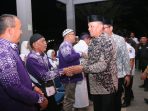 jemaah-haji-payakumbuh-tiba,-disambut-wakil-wali-kota-elzadaswarman 