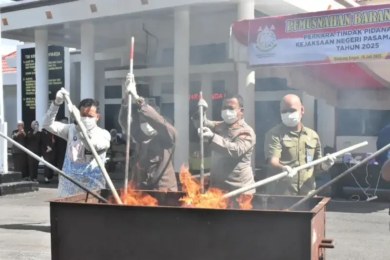 kejari-pasbar-musnahkan-barang-bukti-49-perkara,-termasuk-ganja-dan-sabu