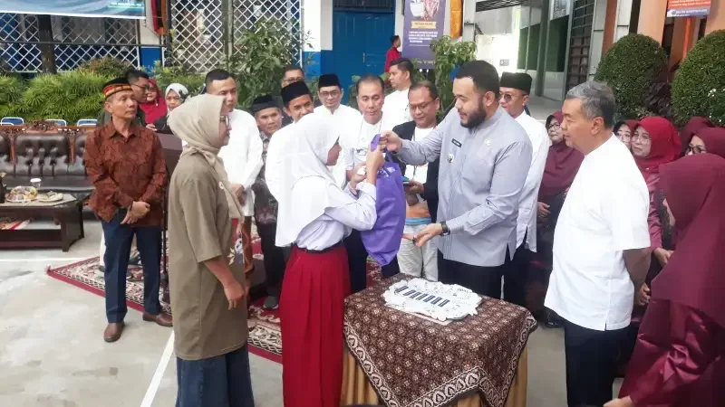 walikota-padang-bagikan-seragam-gratis-untuk-ribuan-siswa,-pengajuan-masih-dibuka-hingga-31-juli-2025 walikota-padang-bagikan-seragam-gratis-untuk-ribuan-siswa,-pengajuan-masih-dibuka-hingga-31-juli-2025