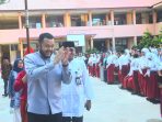 progul-padang-juara,-wako-fadly-amran-serahkan-seragam-sekolah-dan-lks-gratis-pada-siswa-sd-dan-smp