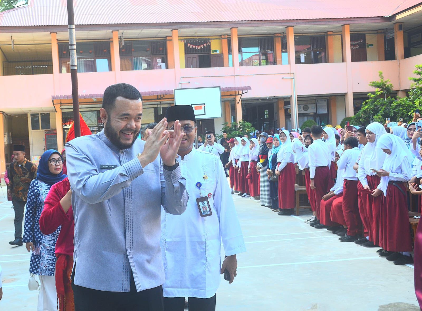 progul-padang-juara,-wako-fadly-amran-serahkan-seragam-sekolah-dan-lks-gratis-pada-siswa-sd-dan-smp
