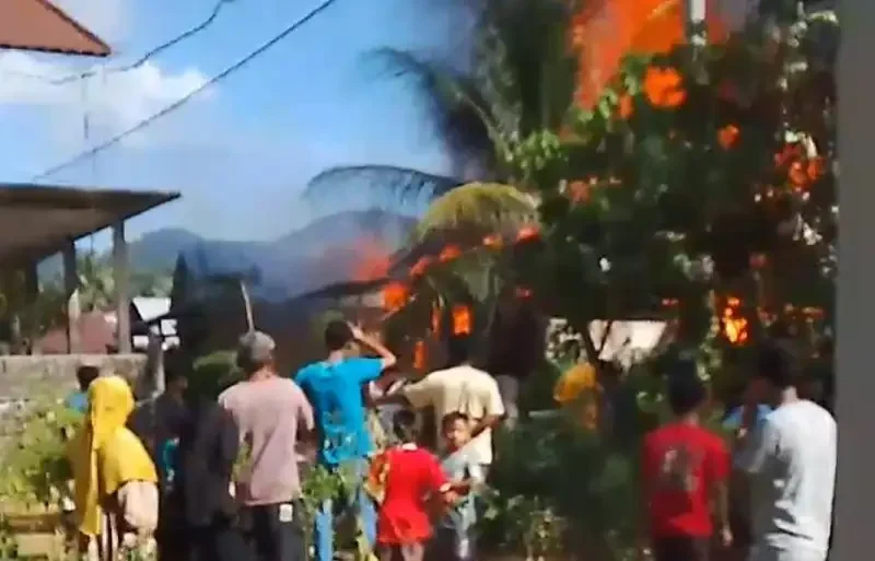 tiga-rumah-warga-pasaman-barat-ludes-terbakar tiga-rumah-warga-pasaman-barat-ludes-terbakar
