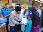 siswa-kurang-mampu-di-padang-dapat-6-stel-seragam-gratis-dari-pemko