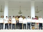 serahkan-penghargaan-bagi-14-opd-pemprov,-mahyeldi:-kepala-dinas-harus-turun-ke-lapangan