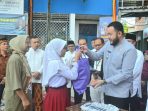 wali-kota-fadly-amran-serahkan-kartu-padang-juara-dan-seragam-gratis-di-smpn-2-padang