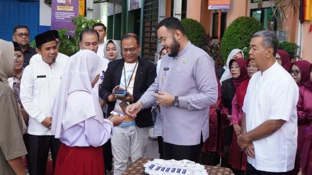 kartu-padang-juara-sasar-belasan-ribu-keluarga-kurang-mampu,-simbol-kepedulian-pemko-padang kartu-padang-juara-sasar-belasan-ribu-keluarga-kurang-mampu,-simbol-kepedulian-pemko-padang