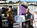 rumah-pensiunan-terbakar,-perumda-am-padang-salurkan-bantuan-rp50-juta