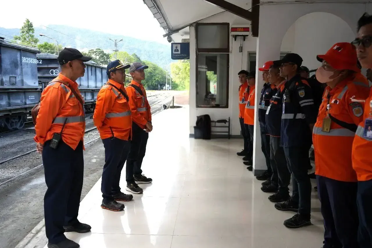 kai-divre-ii-sumbar-gelar-aksi-bersih-lintas-dan-sosialisasi-keselamatan kai-divre-ii-sumbar-gelar-aksi-bersih-lintas-dan-sosialisasi-keselamatan
