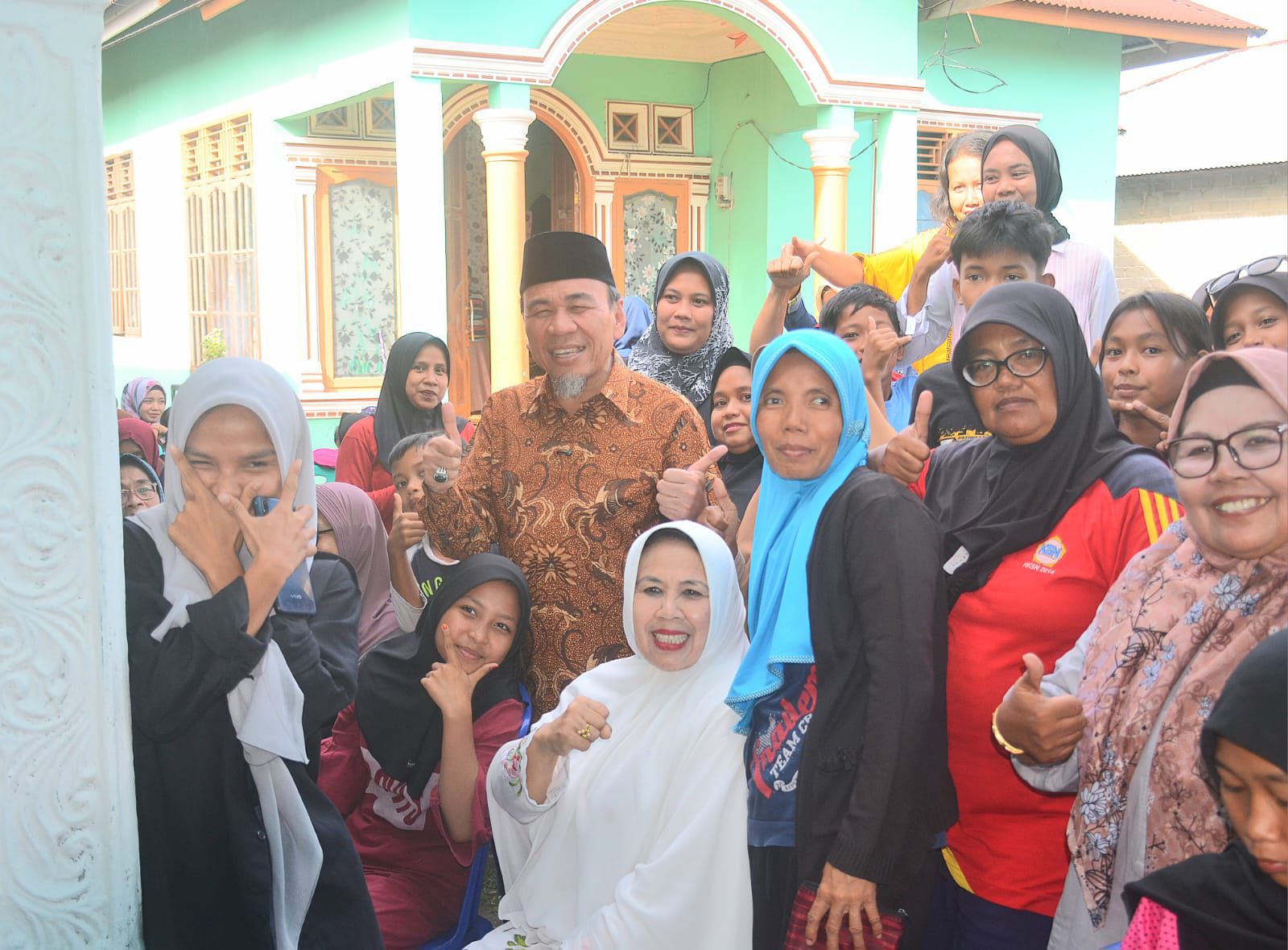 wawako-padang-serahkan-300-bingkisan-pendidikan-untuk-siswa-sd-dan-smp-kurang-mampu wawako-padang-serahkan-300-bingkisan-pendidikan-untuk-siswa-sd-dan-smp-kurang-mampu