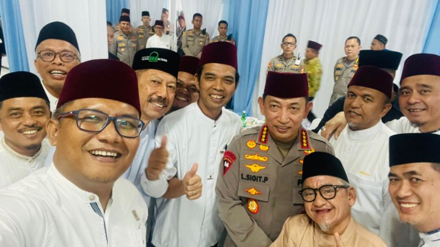 kunjungan-kapolri-ke-pesantren-uas:-seruan-moderasi-hingga-berpantun-dalam-semangat-kebangsaan kunjungan-kapolri-ke-pesantren-uas:-seruan-moderasi-hingga-berpantun-dalam-semangat-kebangsaan