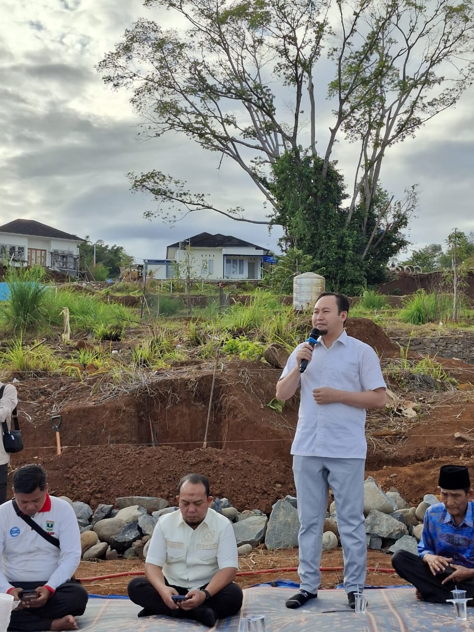 legislator-rahmat-saleh-ikut-goro-bangun-masjid-bersama-warga-bukit-napa-padang