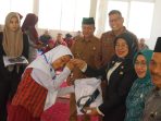 wabup-serahkan-seragam-bagi-siswa-kurang-mampu-di-dharmasraya