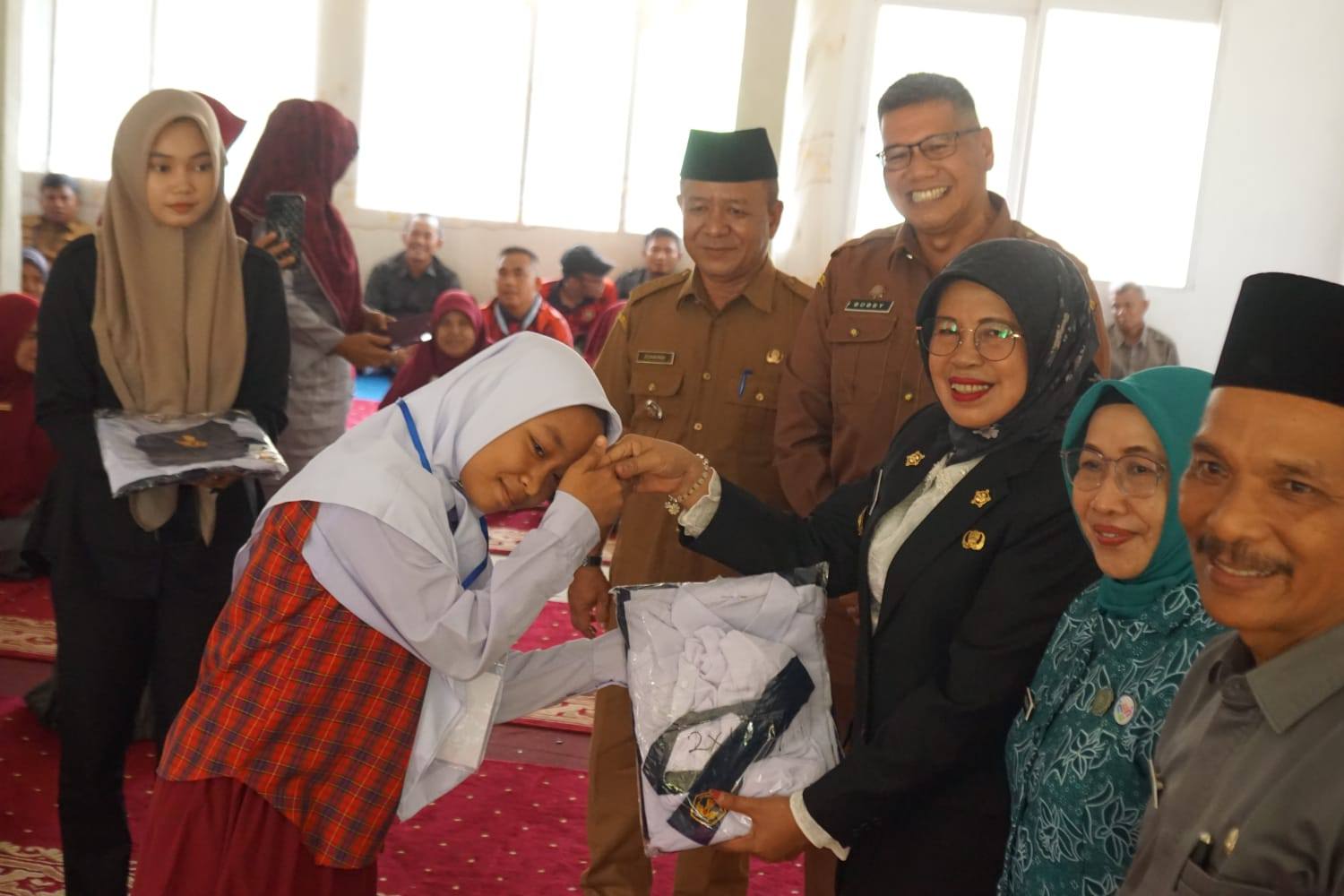 wabup-serahkan-seragam-bagi-siswa-kurang-mampu-di-dharmasraya wabup-serahkan-seragam-bagi-siswa-kurang-mampu-di-dharmasraya