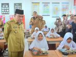 makan-bergizi-gratis-dimulai,-wawako-maigus-nasir-tinjau-sdn-28-air-tawar-timur 