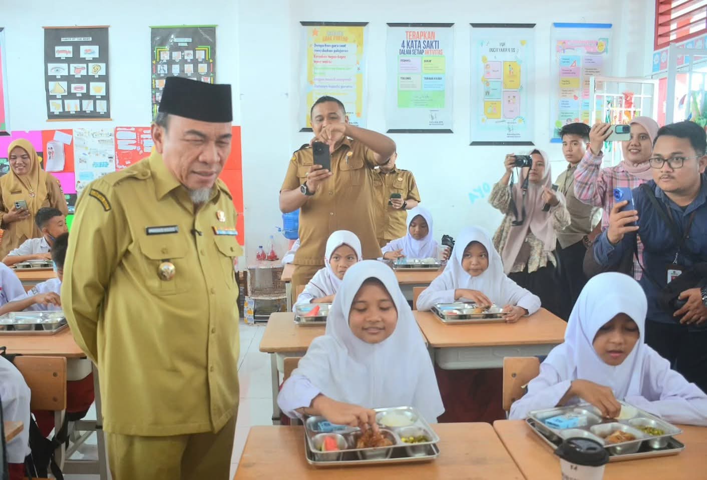 makan-bergizi-gratis-dimulai,-wawako-maigus-nasir-tinjau-sdn-28-air-tawar-timur makan-bergizi-gratis-dimulai,-wawako-maigus-nasir-tinjau-sdn-28-air-tawar-timur