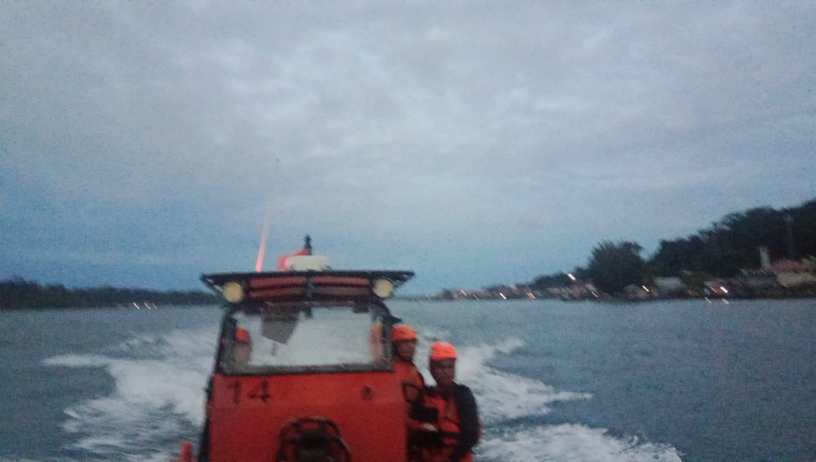 boat-terbalik-di-selat-sipora-akibat-gelombang-tinggi,-11-orang-hilang