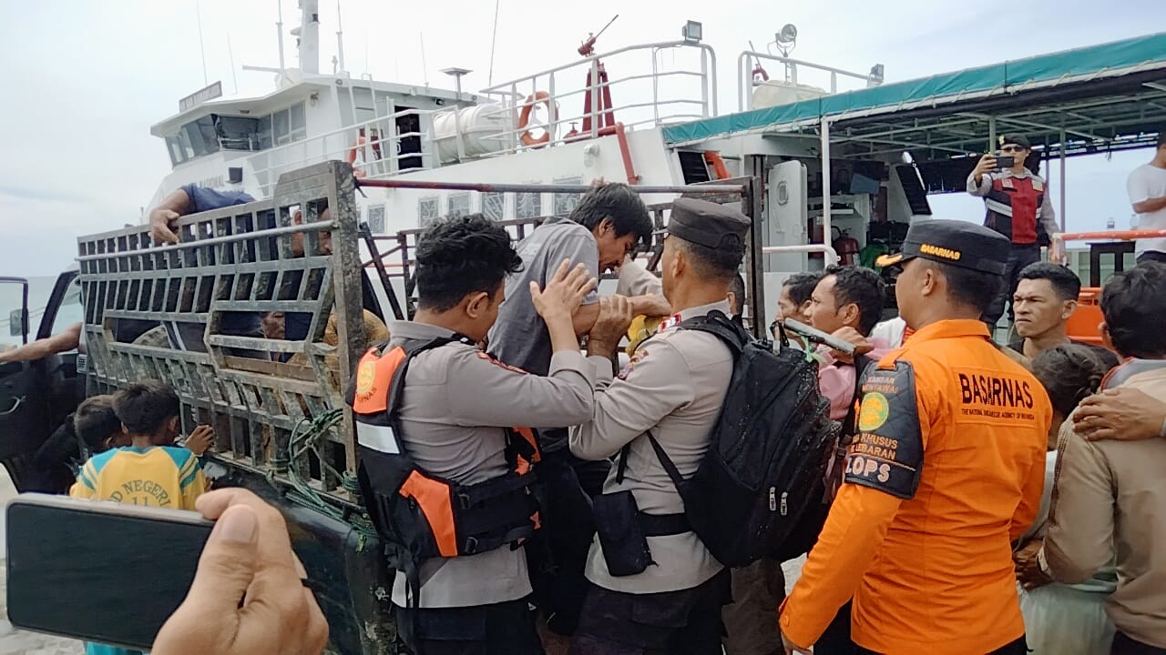 kabar-terbaru-terbaliknya-kapal-pembawa-anggota-dprd-dan-opd-mentawai;-17-ditemukan-selamat,-1-masih-hilang