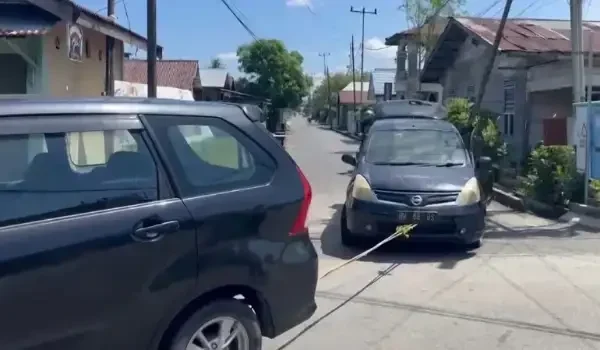 pengumpulan-kendaraan-dinas-di-kantor-bupati-meranti:-hari-ke-2,-satpol-pp-jemput-paksa-4-mobil-dinas