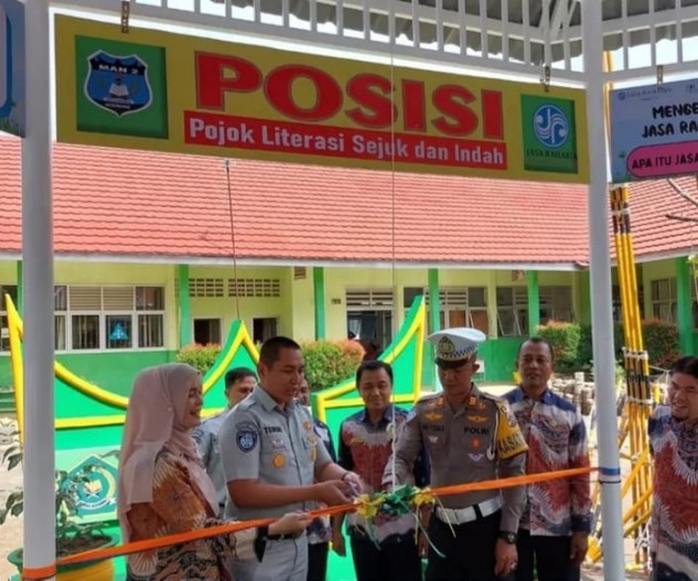 kakanwil-jasa-raharja-sumbar-resmikan-pojok-literasi-man-2-padang kakanwil-jasa-raharja-sumbar-resmikan-pojok-literasi-man-2-padang
