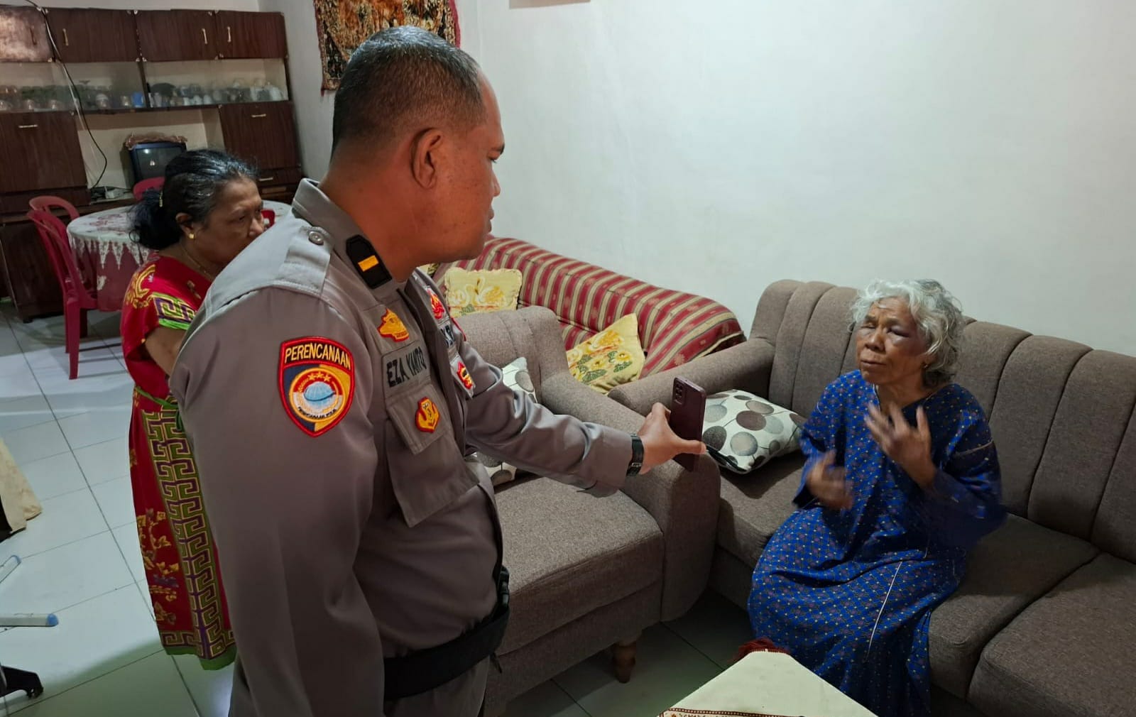 nenek-di-padang-dirampok-saat-ingin-salat-tahajud:-dibekap-dipukuli,-emas-raib