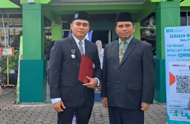 syahrul,-guru-man-2-padang-terima-satya-lencana-karya-satya-dari-presiden syahrul,-guru-man-2-padang-terima-satya-lencana-karya-satya-dari-presiden