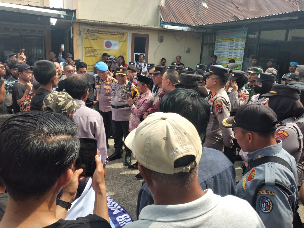 demo-warga-sei-kamuyang,-tuntut-wali-nagari-mundur demo-warga-sei-kamuyang,-tuntut-wali-nagari-mundur