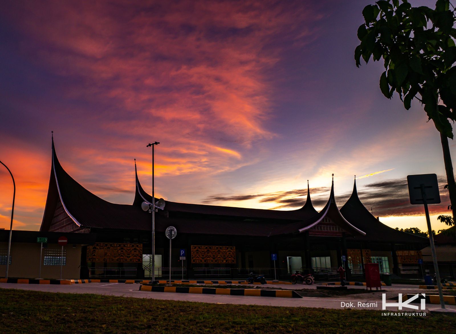 dengan-nuansa-minang,-hki-tuntaskan-pembangunan-rest-area-tol-padang-sicincin dengan-nuansa-minang,-hki-tuntaskan-pembangunan-rest-area-tol-padang-sicincin