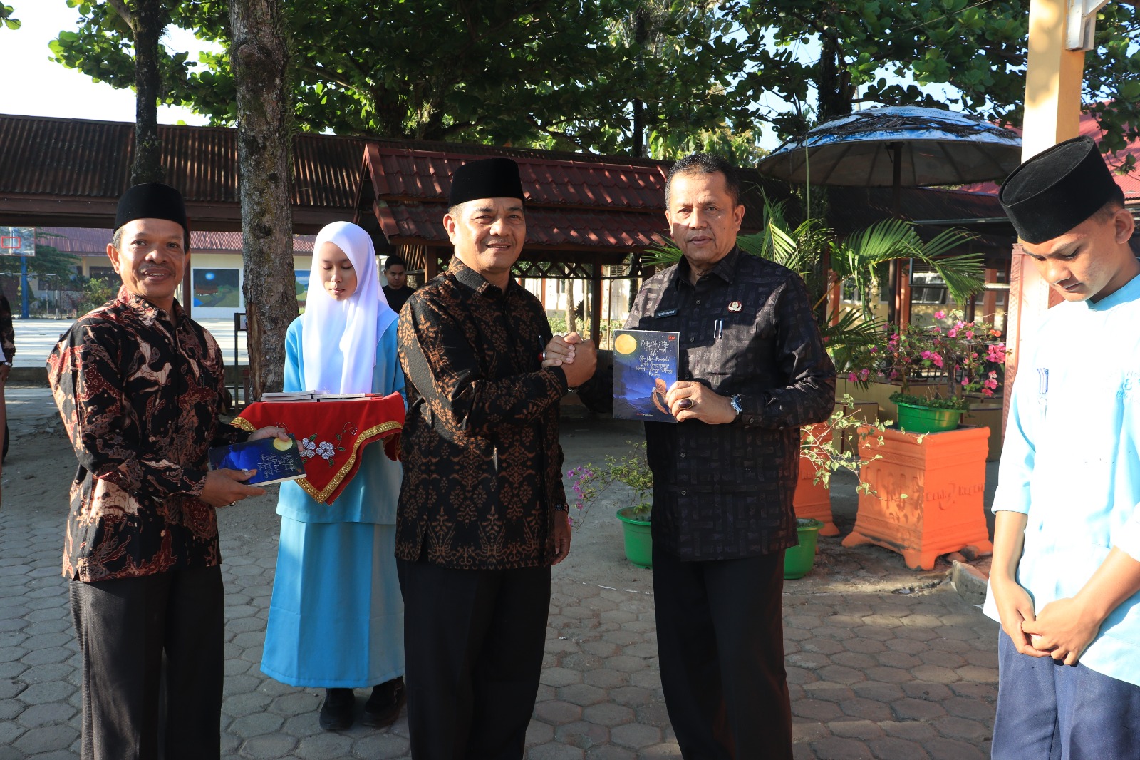diluncurkan,-buku-kolaborasi-karya-guru-dan-siswa-smpn-8-payakumbuh diluncurkan,-buku-kolaborasi-karya-guru-dan-siswa-smpn-8-payakumbuh