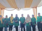 meriahkan-hut-ke-63,-pwri-kota-padang-jalan-sehat-sambut-pungut-sampah