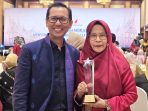 desainer-sumbar-ermiwati-terima-rangkayo-award-2025