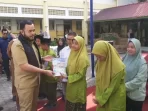 walikota-padang-serahkan-lks-gratis,-lengkapi-program-padang-juara-untuk-pendidikan-inklusif