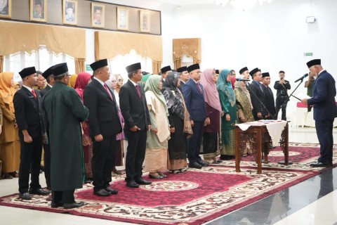 lantik-25-pejabat-manajerial,-gubernur-mahyeldi-tegaskan-komitmen-pelayanan-publik lantik-25-pejabat-manajerial,-gubernur-mahyeldi-tegaskan-komitmen-pelayanan-publik