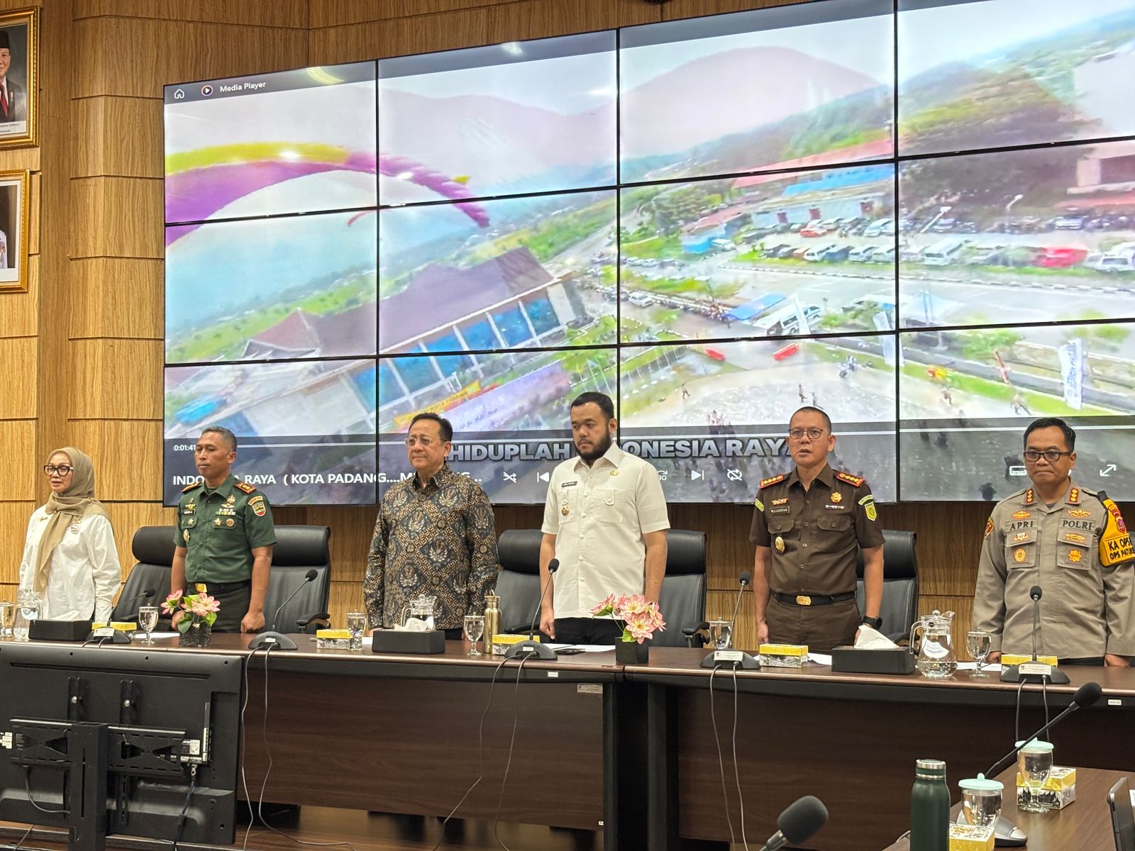 diterima-wako-fadly-amran,-irman-gusman-siap-dukung-kejayaan-kota-kelahiran diterima-wako-fadly-amran,-irman-gusman-siap-dukung-kejayaan-kota-kelahiran