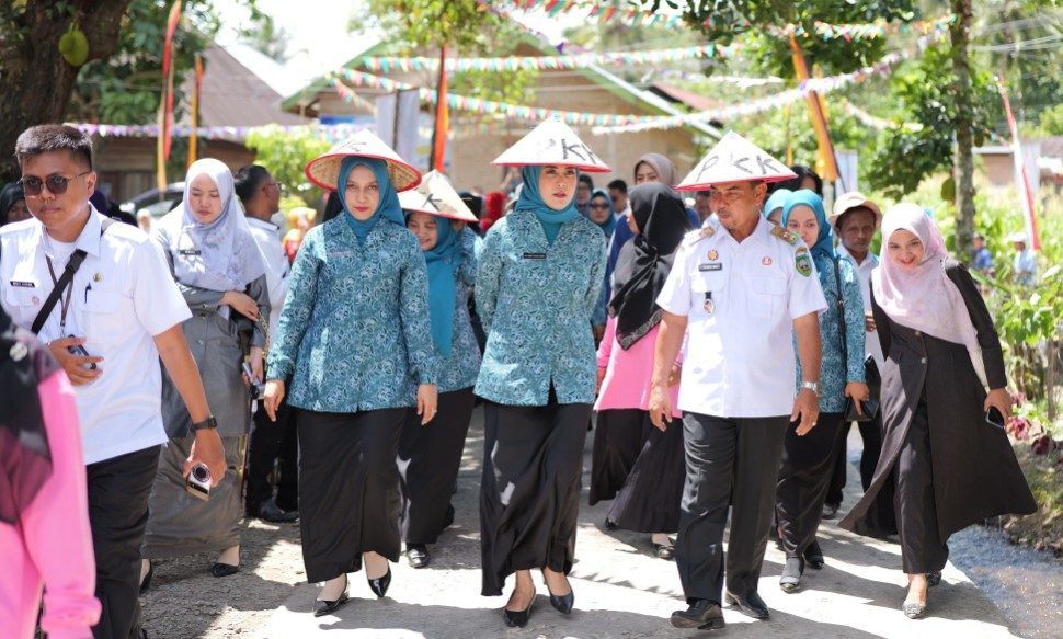 wakil-ketua-tp-pkk-sumbar-ny.-dianita-vasco-pimpin-tim-penilai-pkk-di-nagari-panti-selatan 